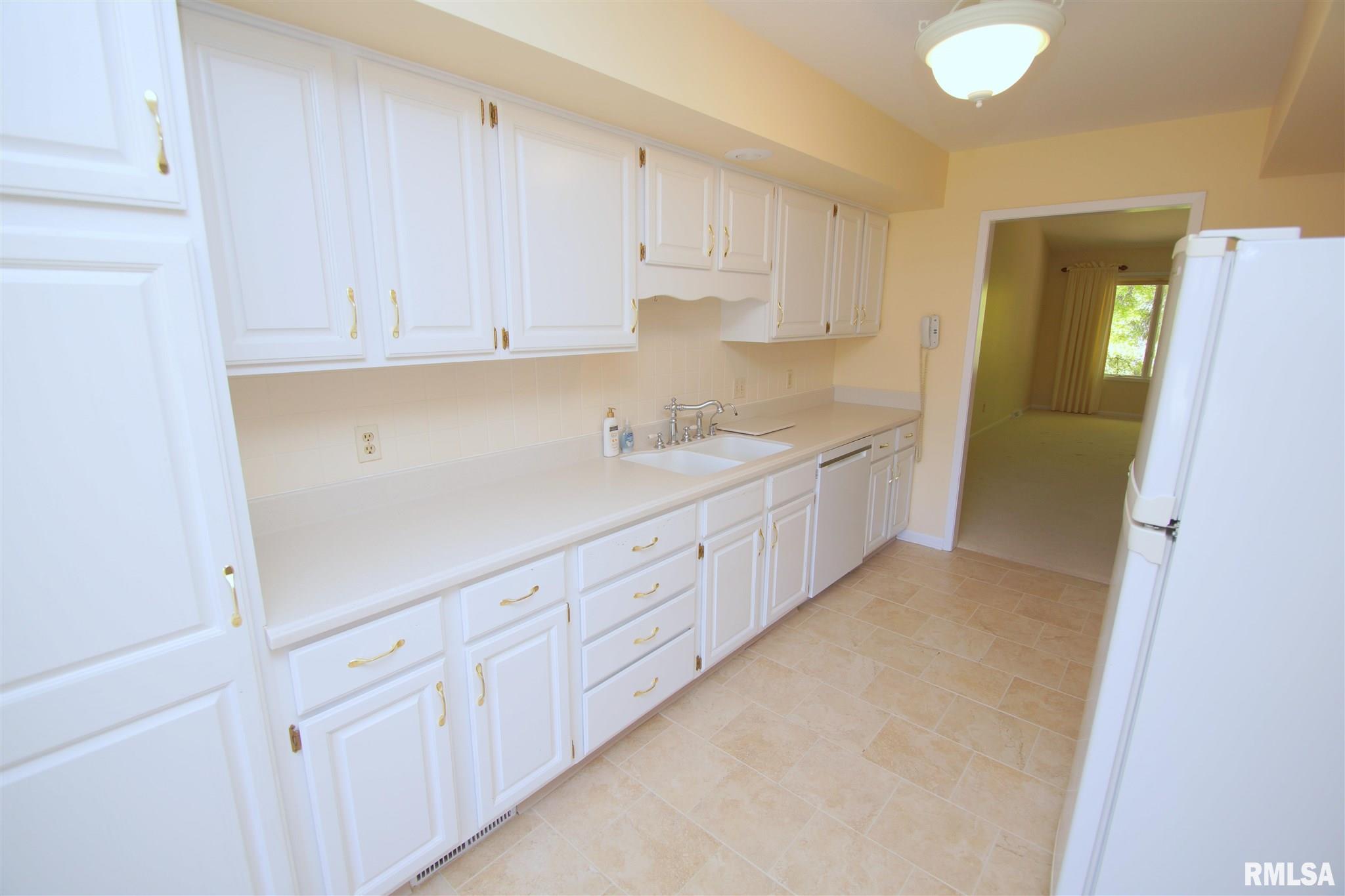 3322 East Ridge Place Bettendorf, IA 52722 - Photo 2 of 24 Gallery Image 2