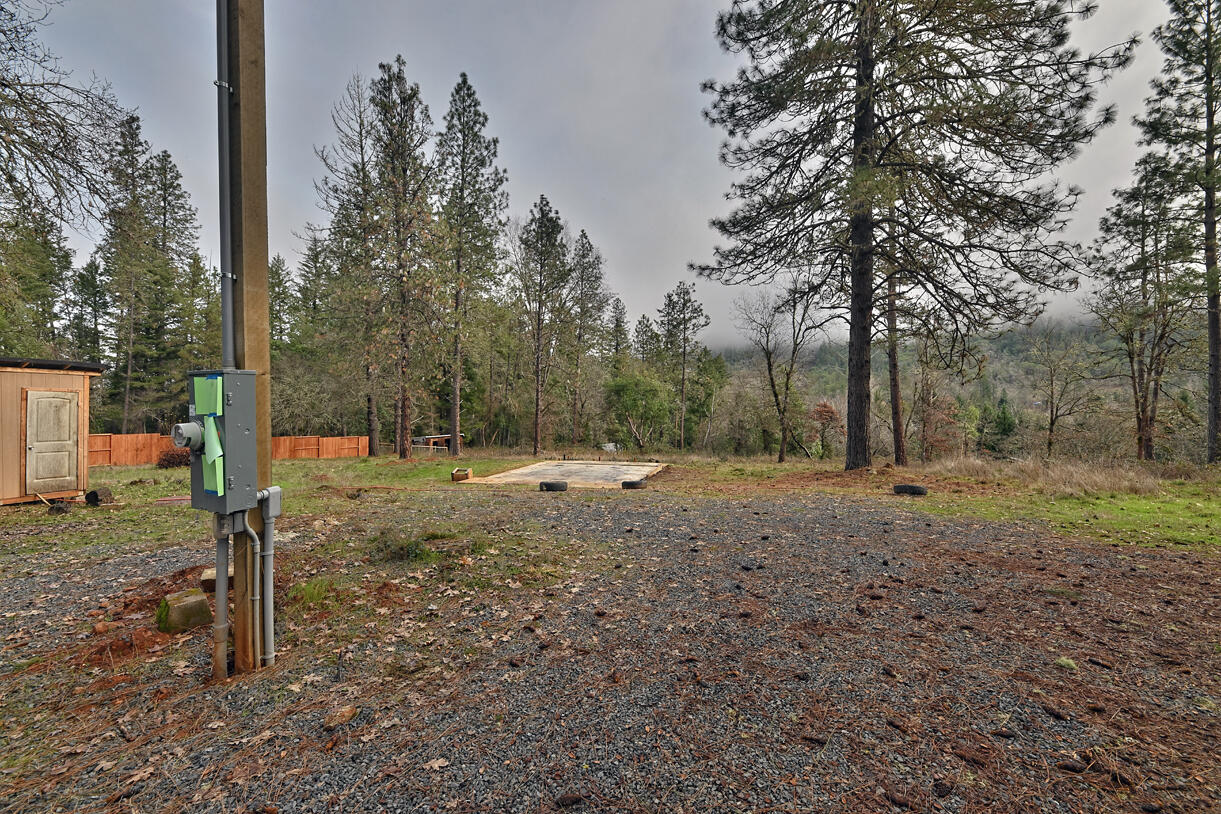 1329 West Evans Creek Road Rogue River, OR 97537 - Photo 5 of 23 a backyard of a house with lots of green space