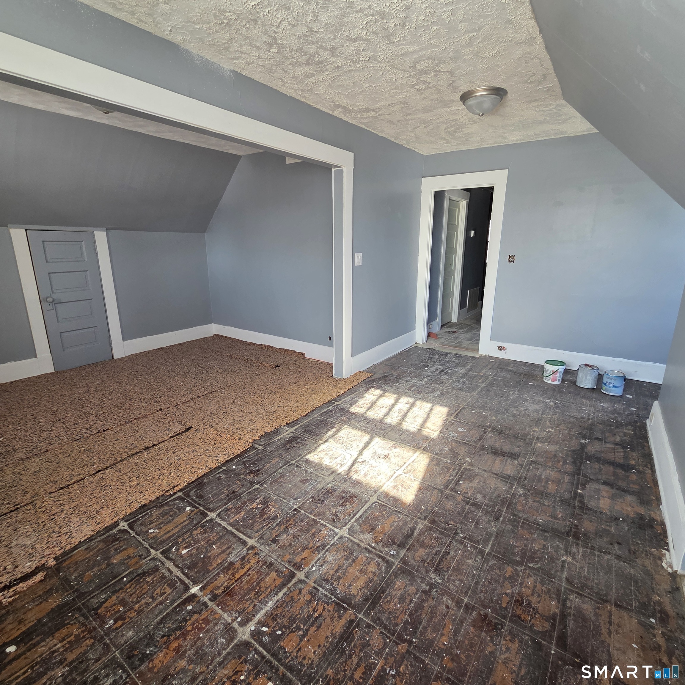 18 Darby Street Bloomfield, CT 06002 - Photo 5 of 14 Third Floor Living Room