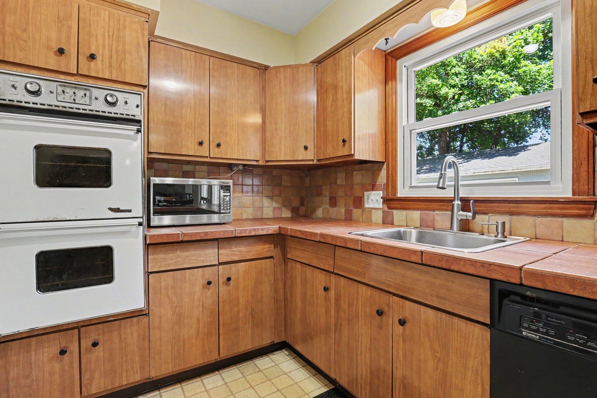 1653 Ridgeview Street Southeast Grand Rapids, MI 49506 - Photo 12 of 30 012_file_8907