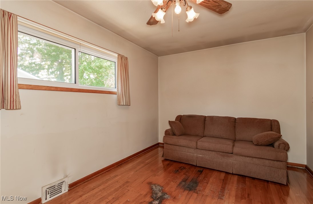6132 Westerham Road Cleveland, OH 44124 - Photo 17 of 27 Bedroom 3