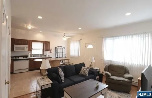 $1,650 | 386 Rea Avenue, Unit FRONT APARTM, Hawthorne, NJ 07506