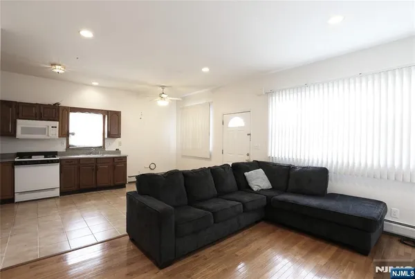 $1,650 | 386 Rea Avenue, Unit FRONT APARTM, Hawthorne, NJ 07506