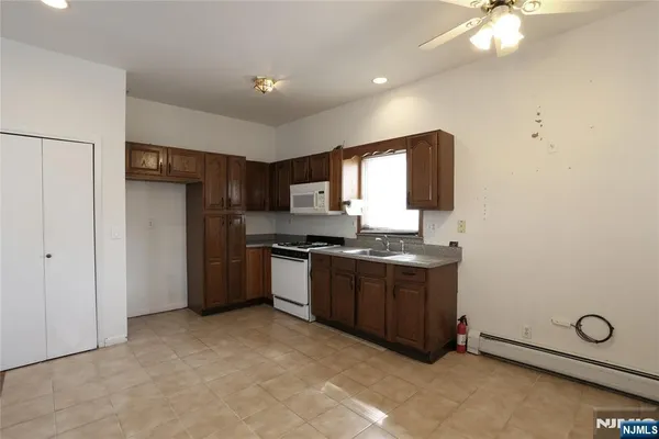 $1,650 | 386 Rea Avenue, Unit FRONT APARTM, Hawthorne, NJ 07506