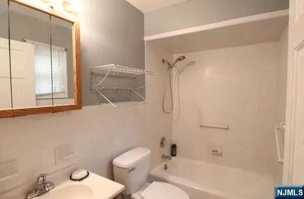 $1,650 | 386 Rea Avenue, Unit FRONT APARTM, Hawthorne, NJ 07506