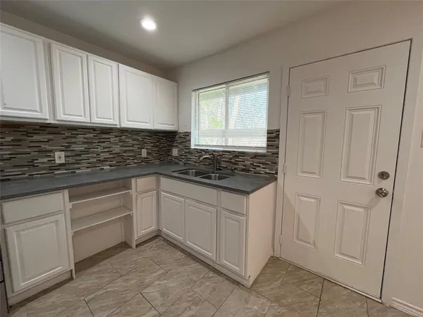 $1,600 | 5828 Lazy River Drive, Dallas, TX 75241