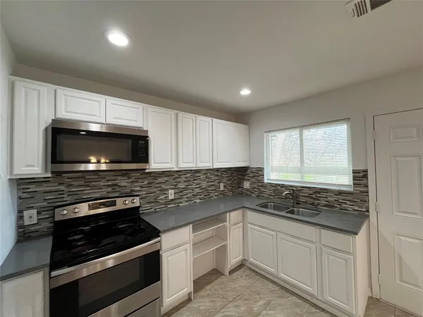 $1,600 | 5828 Lazy River Drive, Dallas, TX 75241