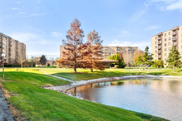 $339,900 | 1777 West Crystal Lane, Unit 205, Mount Prospect, IL 60056