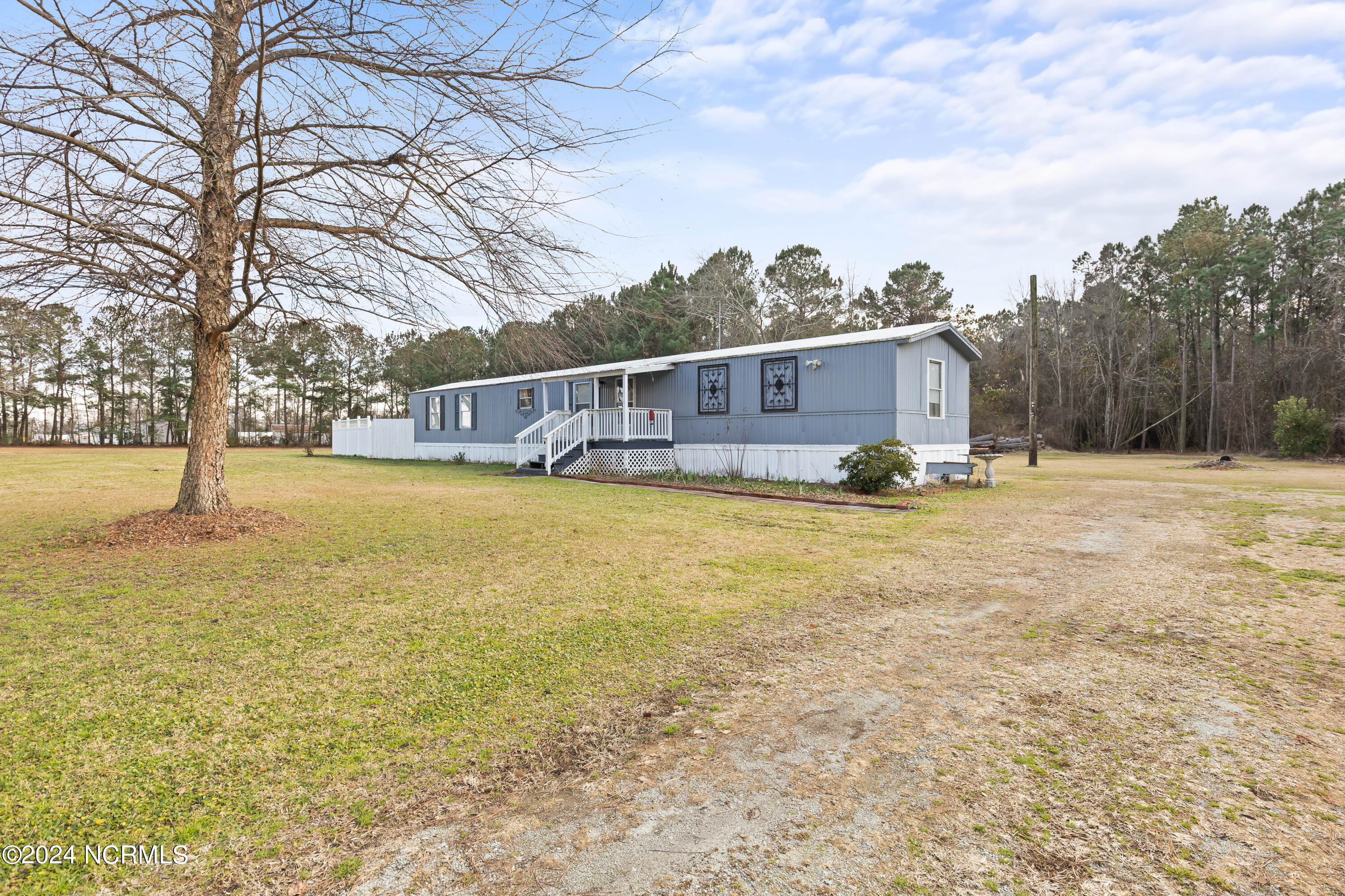 555 Richlands Loop Road Richlands, NC 28574 - Photo 2 of 33 2