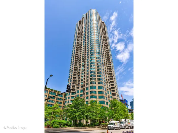 $4,000 | 400 North LaSalle Drive, Unit 4402, Chicago, IL 60654