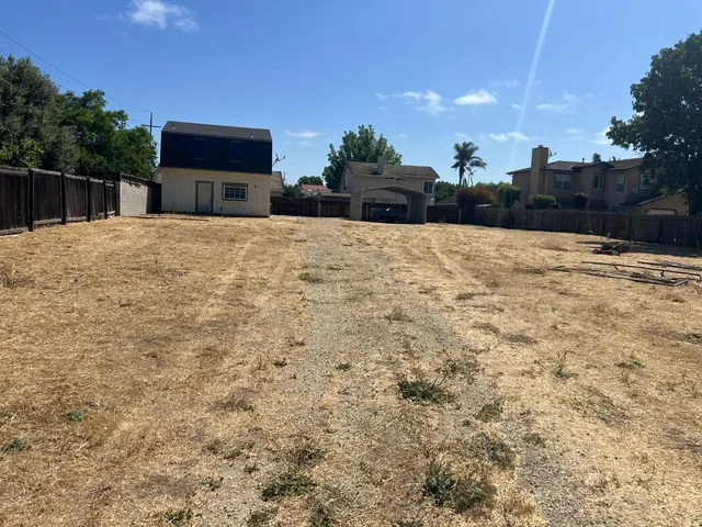 a bed room with a bed