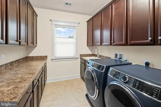 a view of walk in closet