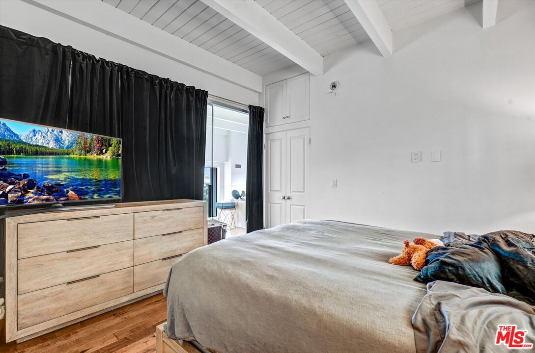 4105 Pacific Avenue, Unit 1 Marina del Rey, CA 90292 - Photo 21 of 29 a bedroom with a bed and a window