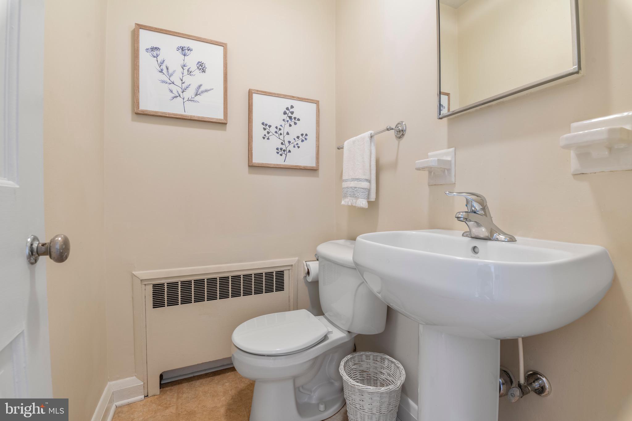 102 Yorkleigh Road Towson, MD 21204 - Photo 12 of 26 Main level powder room