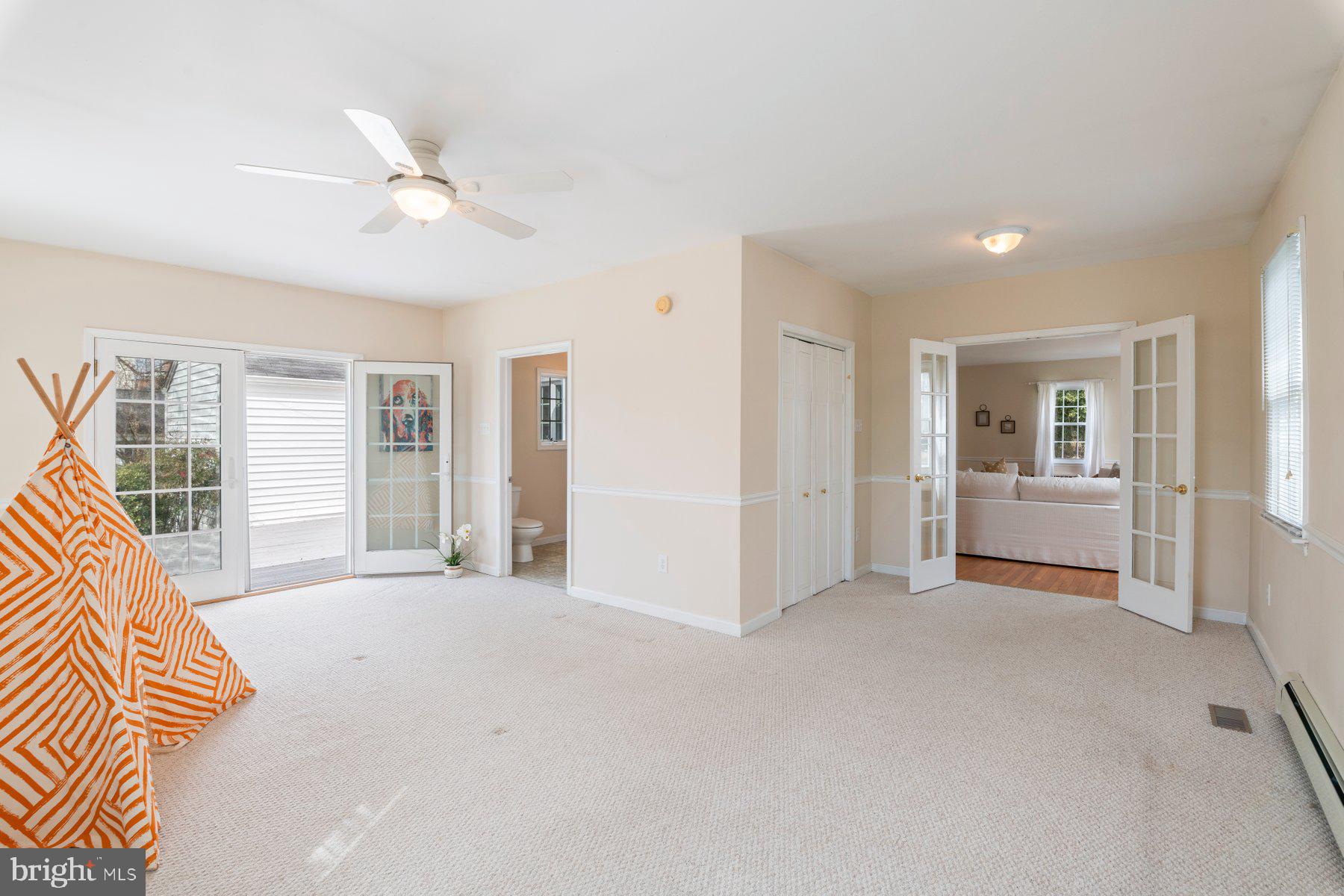 102 Yorkleigh Road Towson, MD 21204 - Photo 13 of 26 Main level bedroom with attached full bath