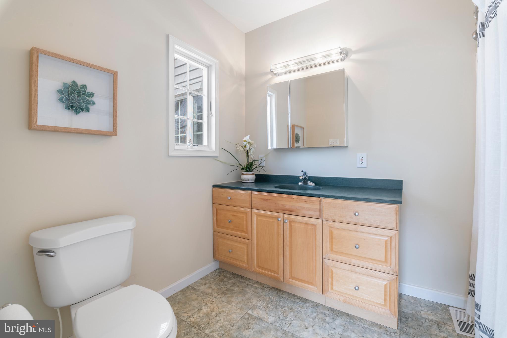102 Yorkleigh Road Towson, MD 21204 - Photo 15 of 26 Full bath on main level