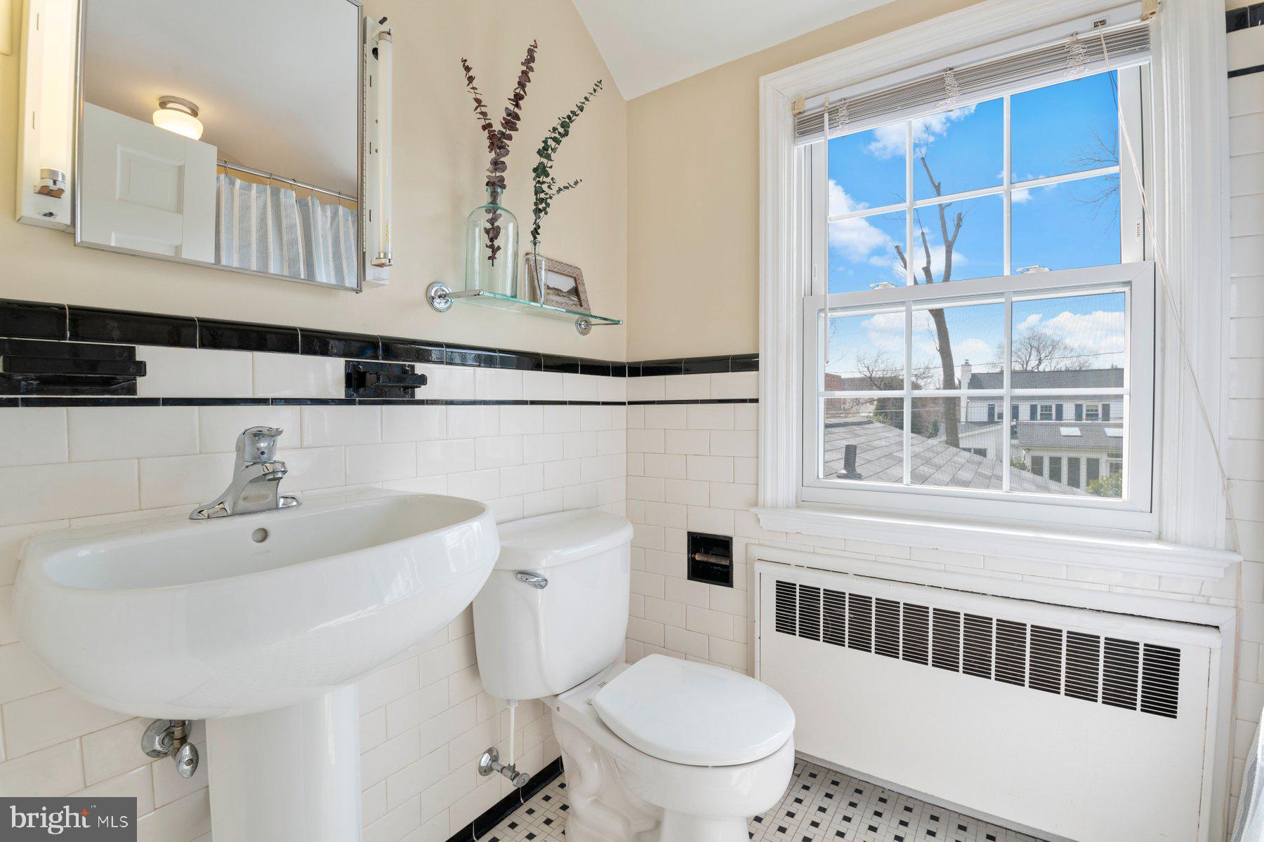 102 Yorkleigh Road Towson, MD 21204 - Photo 22 of 26 Upper level full bath