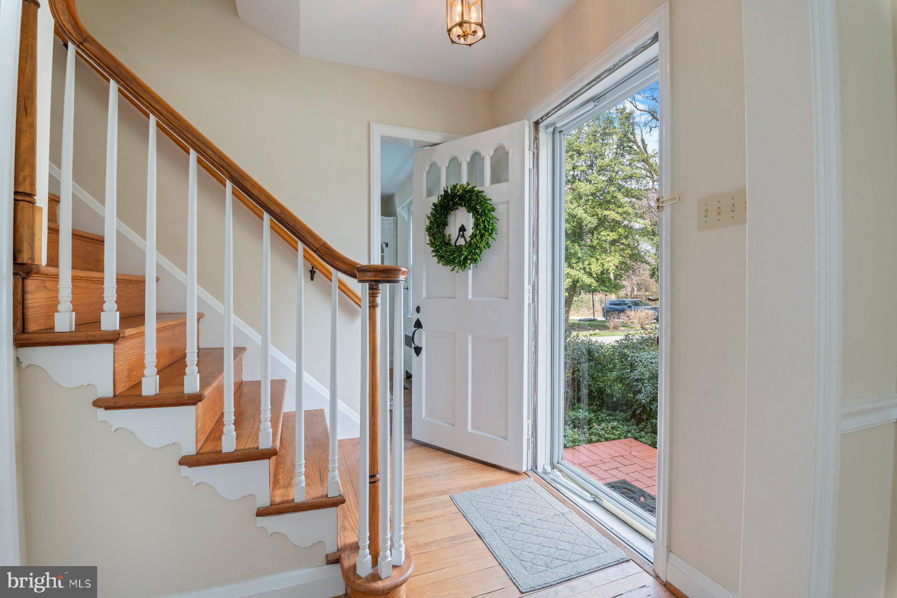 102 Yorkleigh Road Towson, MD 21204 - Photo 4 of 26 Front Entry