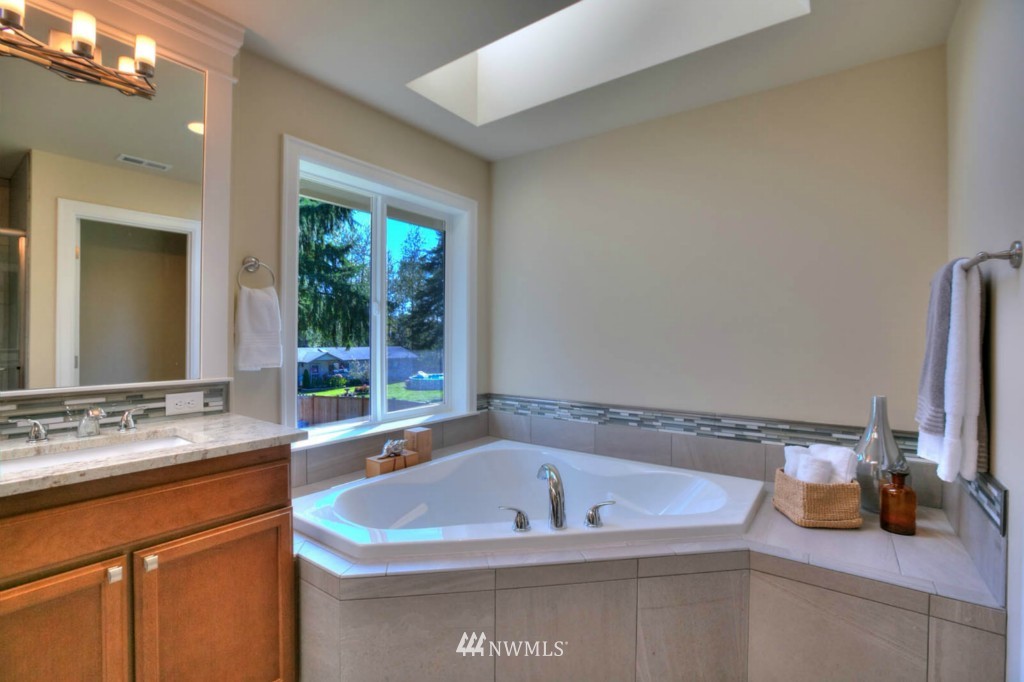 5851 Northeast 8th Street Renton, WA 98059 - Photo 23 of 25