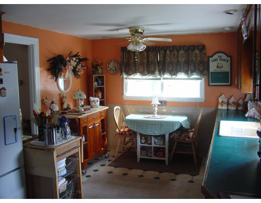 270 Oak Street Springfield, MA 01151 - Photo 6 of 11 a dining room with furniture and window