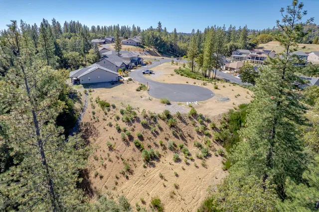 a view of a houses with a yard
