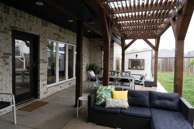 a view of a livingroom with furniture