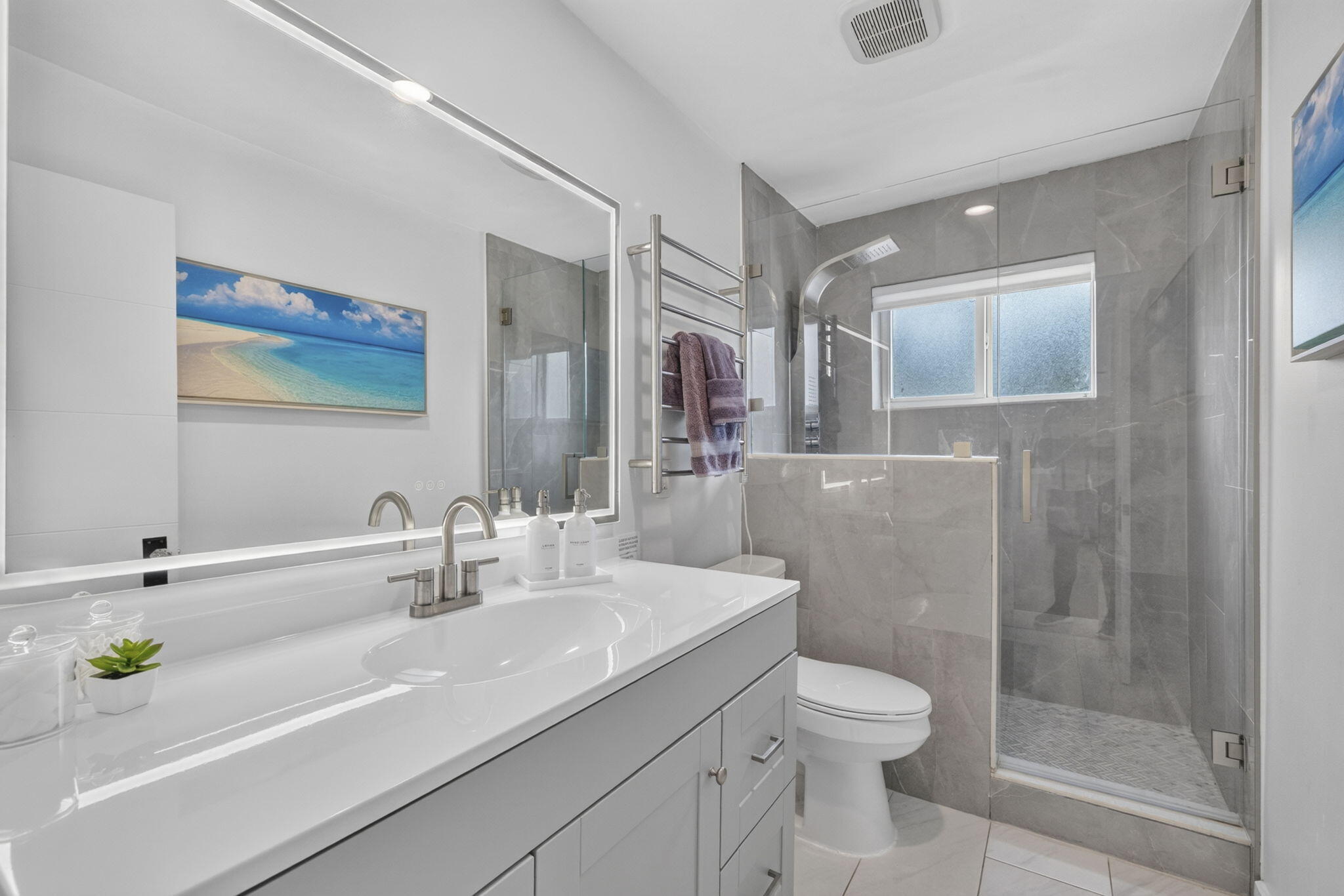 2917 Northeast 35th Court Lighthouse Point, FL 33064 - Photo 28 of 41 Guest Bathroom