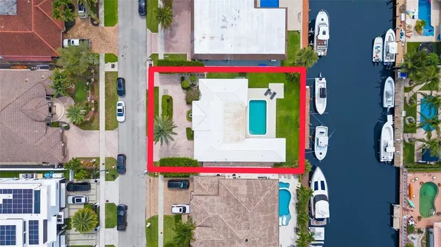 a view of an house with backyard and garden