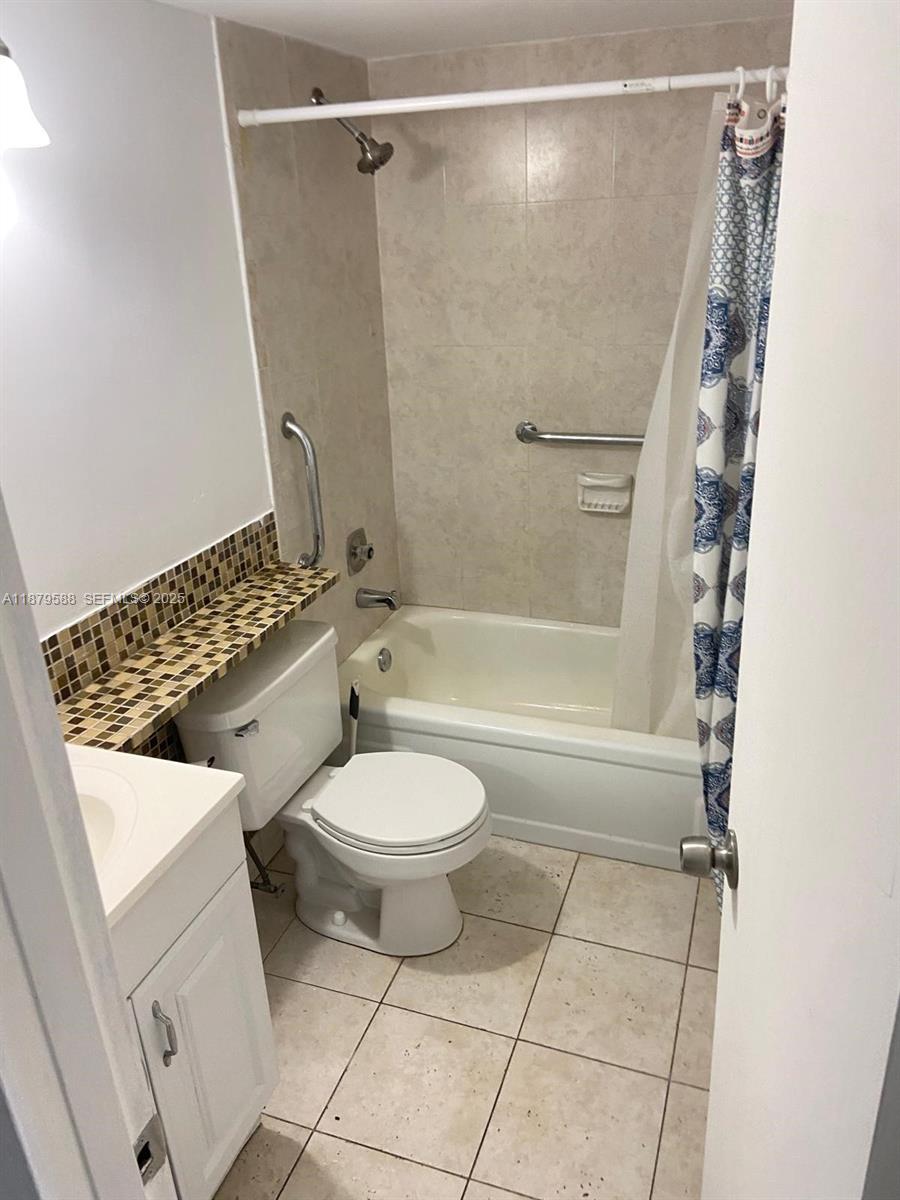 8 Fanshaw A, Unit 8 Boca Raton, FL 33434 - Photo 6 of 10 a bathroom with a toilet and a shower