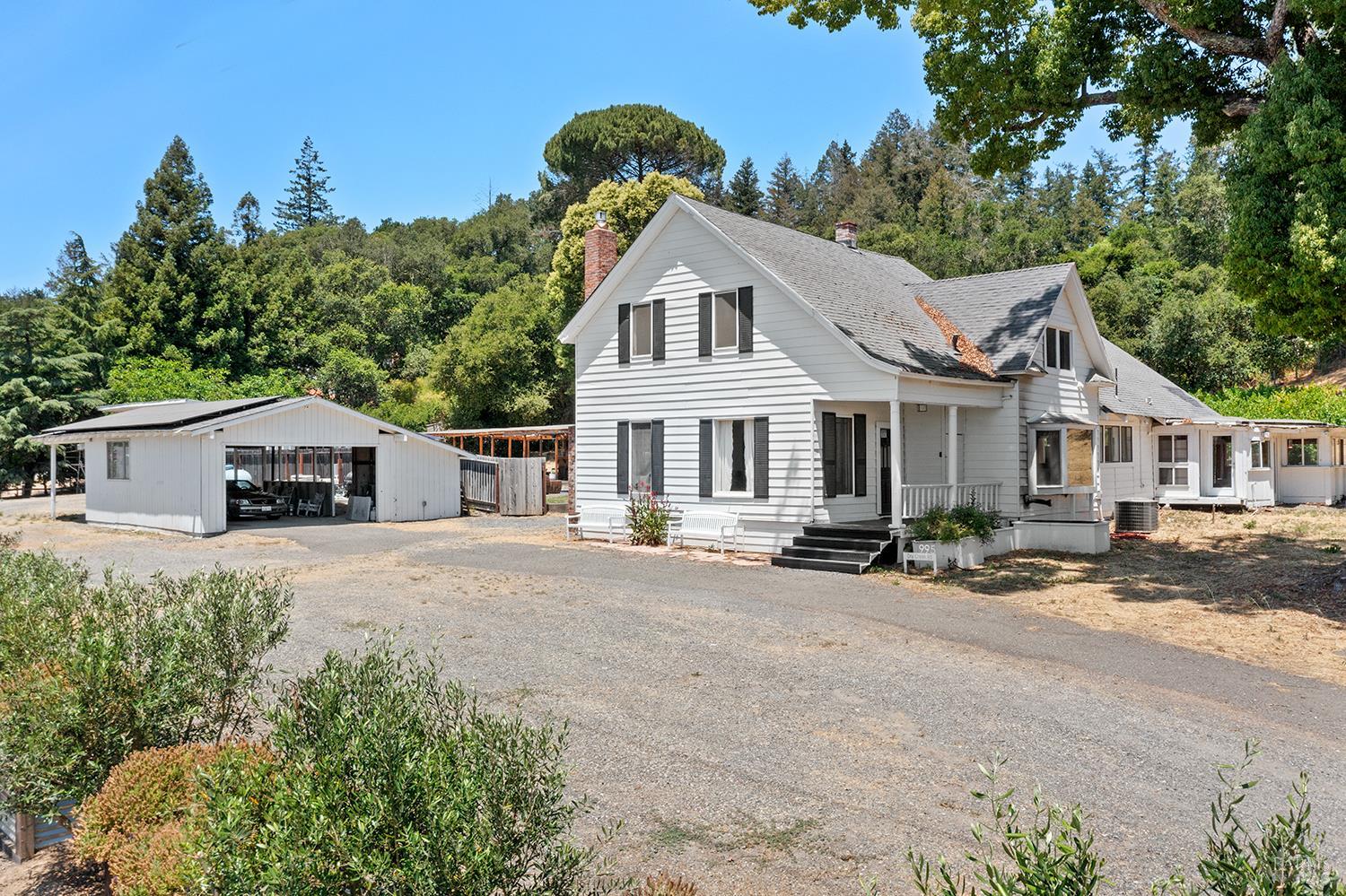 995 Dry Creek Road Healdsburg, CA 95448 - Photo 16 of 57 a front view of a house with a garden