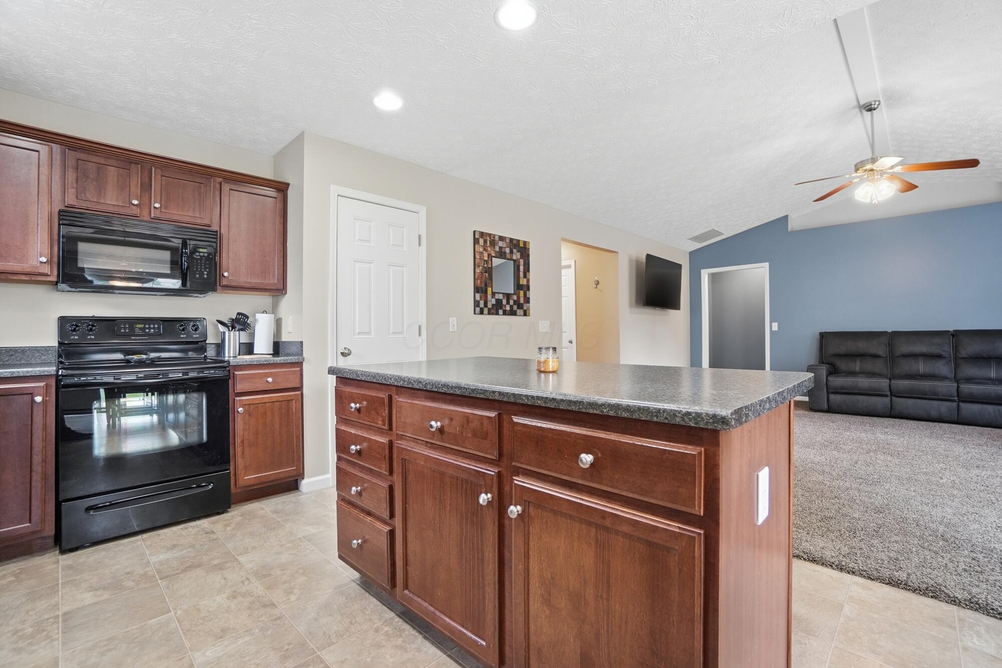1728 Hunters Ridge Drive Troy, OH 45373 - Photo 16 of 47 Kitchen - 1728 Hunters Ridge Drive, Troy, OH 45373
