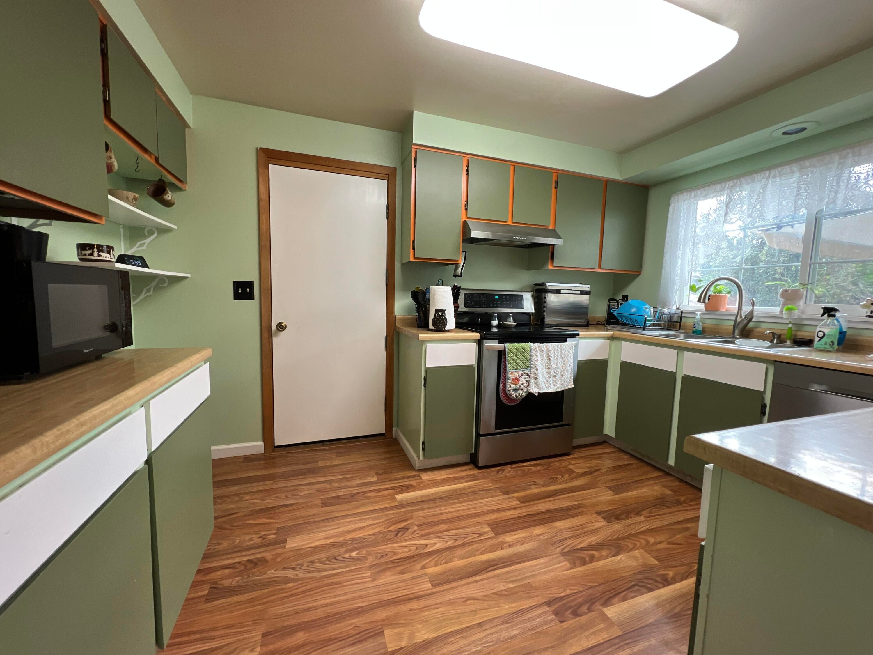 2185 Spring Street Medford, OR 97504 - Photo 9 of 32 Kitchen & Garage door