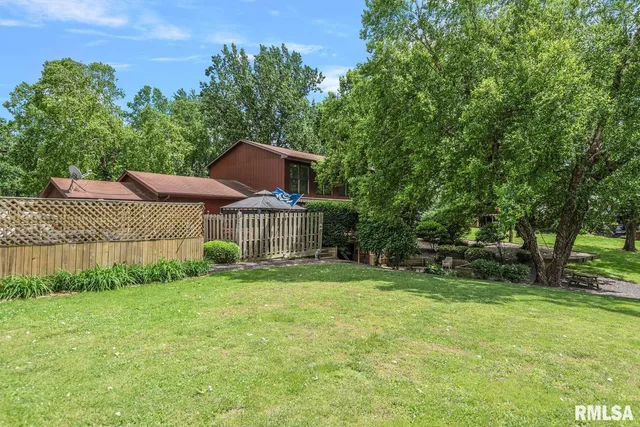 $360,000 | 2242 Lake Jacksonville Road, Jacksonville, IL 62650