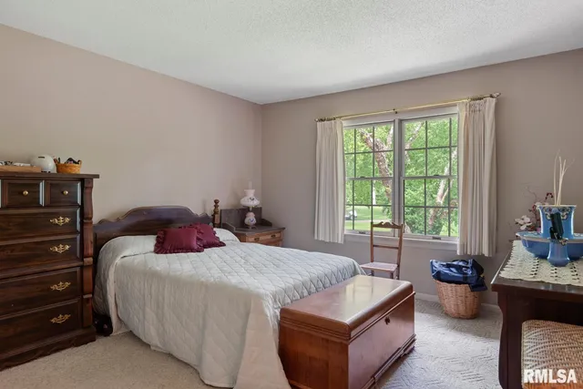 $360,000 | 2242 Lake Jacksonville Road, Jacksonville, IL 62650