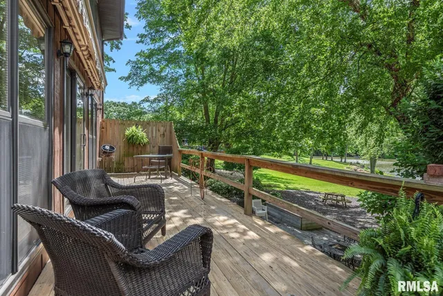 $360,000 | 2242 Lake Jacksonville Road, Jacksonville, IL 62650