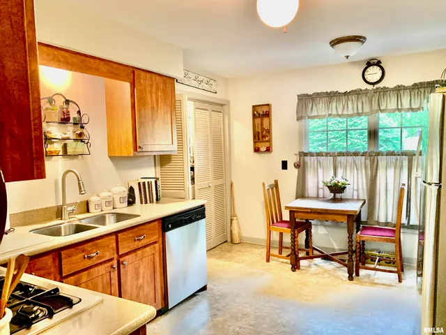 $360,000 | 2242 Lake Jacksonville Road, Jacksonville, IL 62650