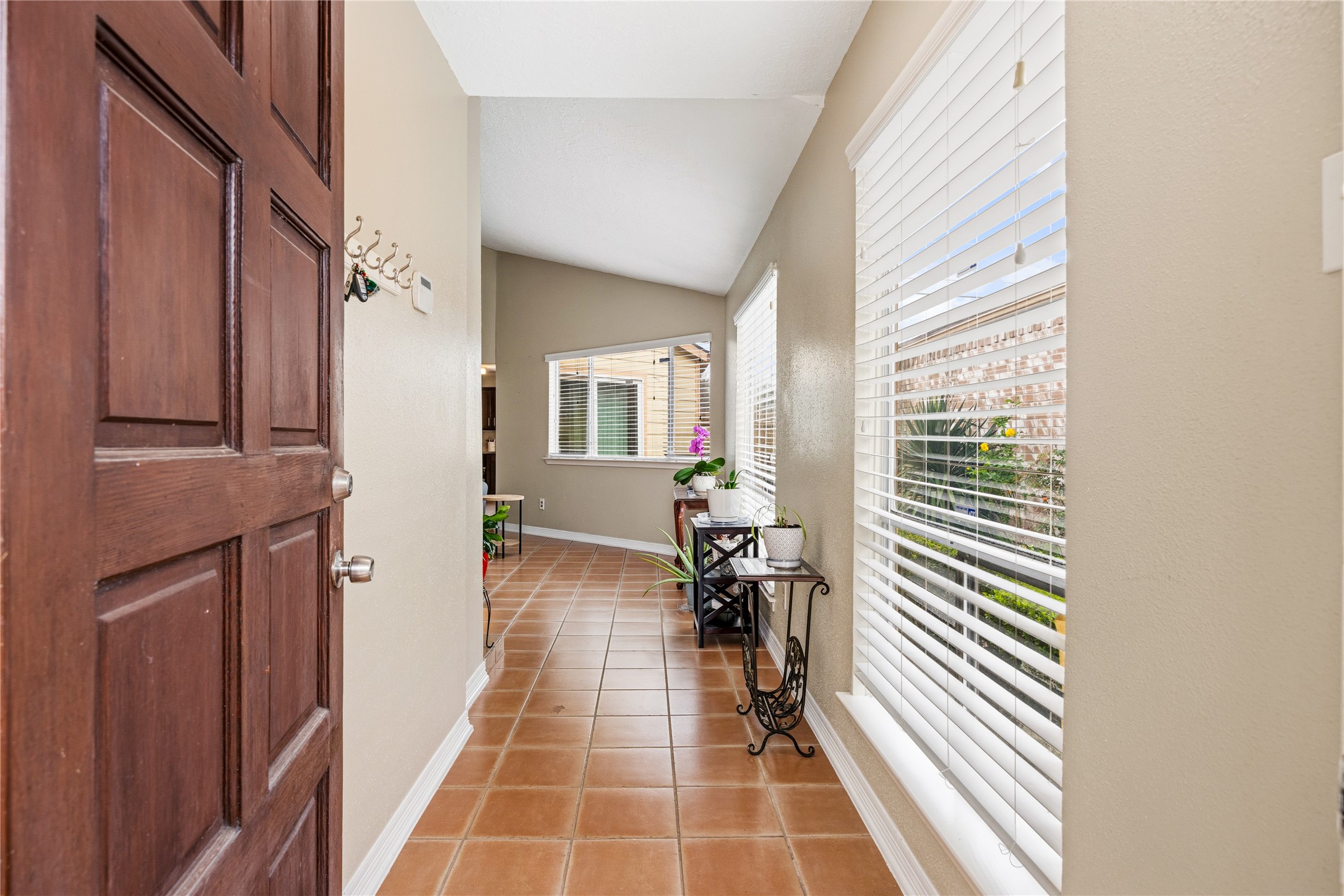 9206 Homeland Drive Houston, TX 77083 - Photo 10 of 39 a very nice looking room with a large window