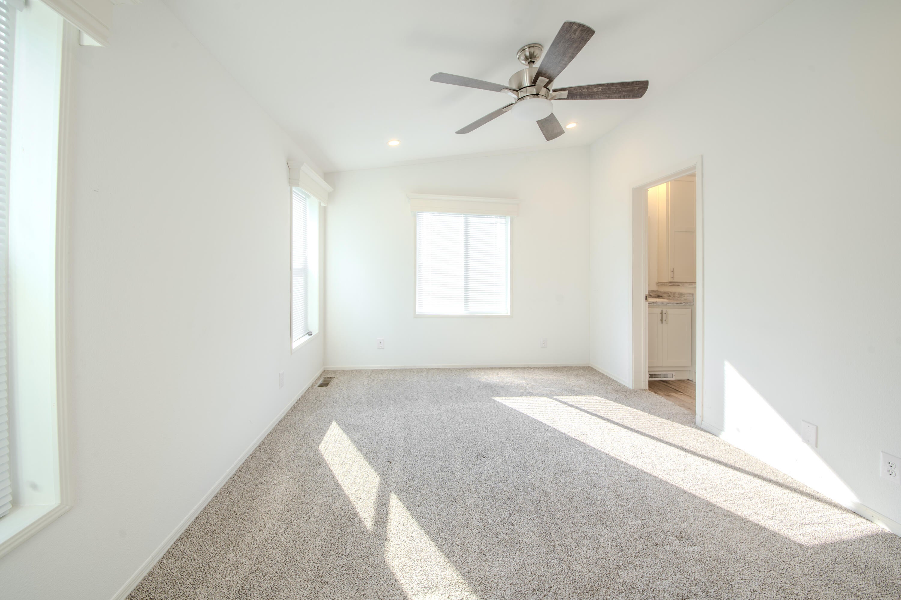 61000 Brosterhous Road, Unit 29 Bend, OR 97702 - Photo 21 of 34 Primary Bedroom