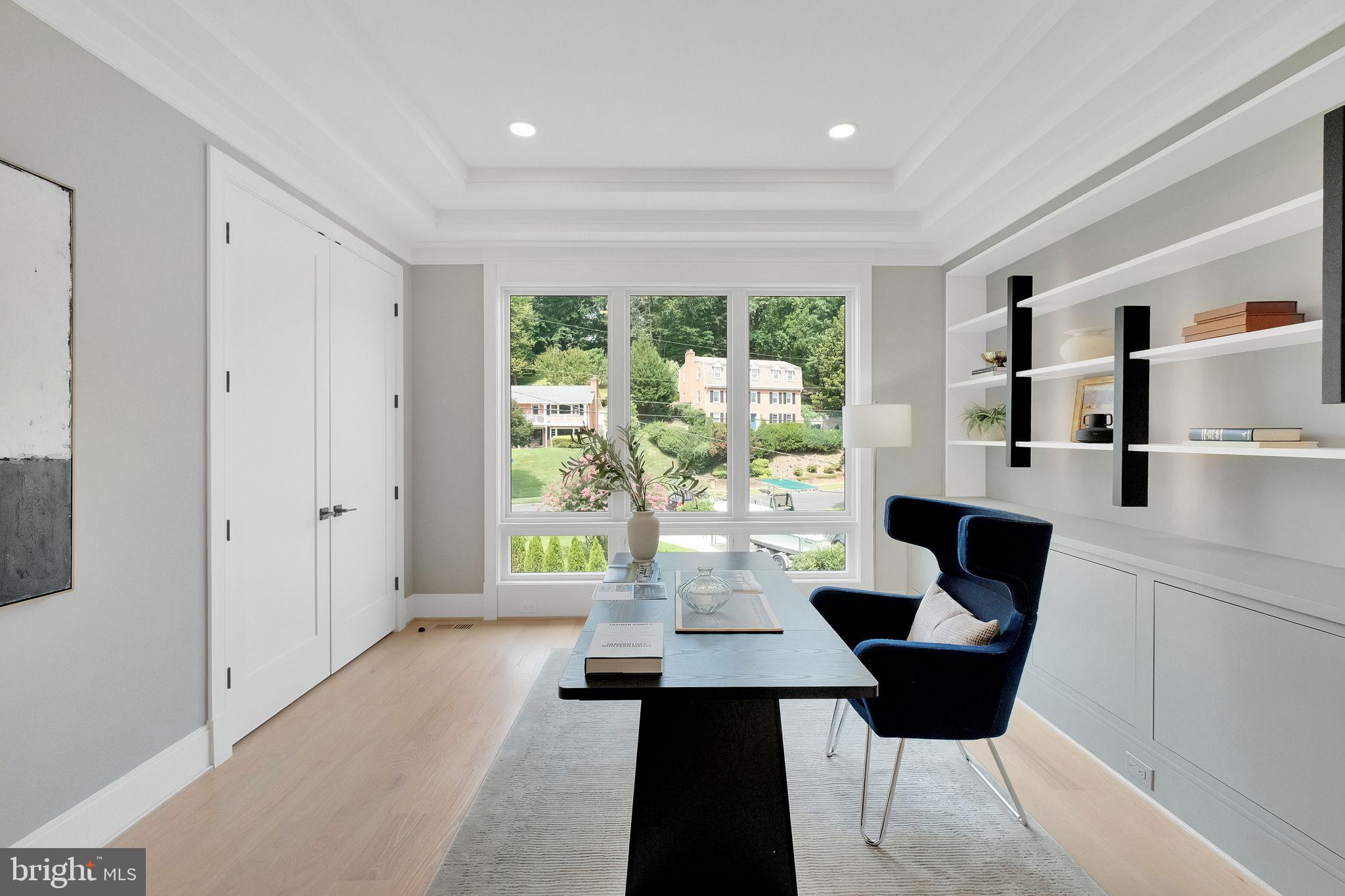 6226 Kellogg Drive McLean, VA 22101 - Photo 12 of 89 a living room with furniture and a large window