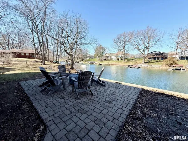 $379,000 | 373 Fir Road, Petersburg, IL 62675