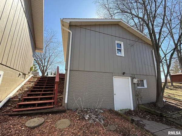 $379,000 | 373 Fir Road, Petersburg, IL 62675