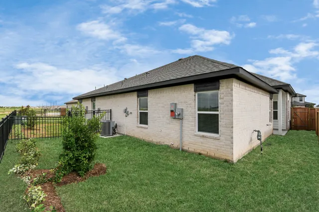 a view of a house with backyard