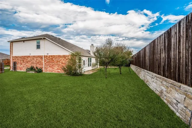 a view of an house with backyard and garden