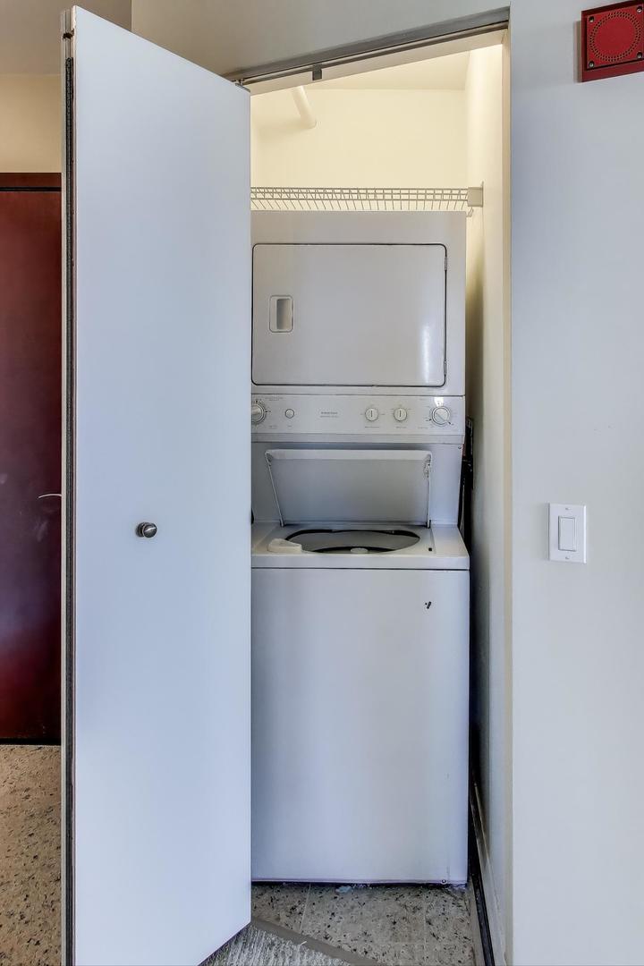 33 West Ontario Street, Unit 30G Chicago, IL 60654 - Photo 15 of 25 a utility room with dryer and washer