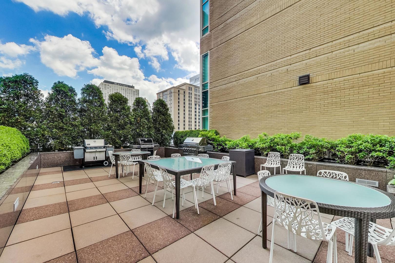 33 West Ontario Street, Unit 30G Chicago, IL 60654 - Photo 20 of 25 a balcony with a table and chairs