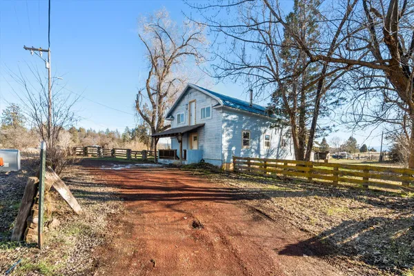 a view of a yard in front of a house