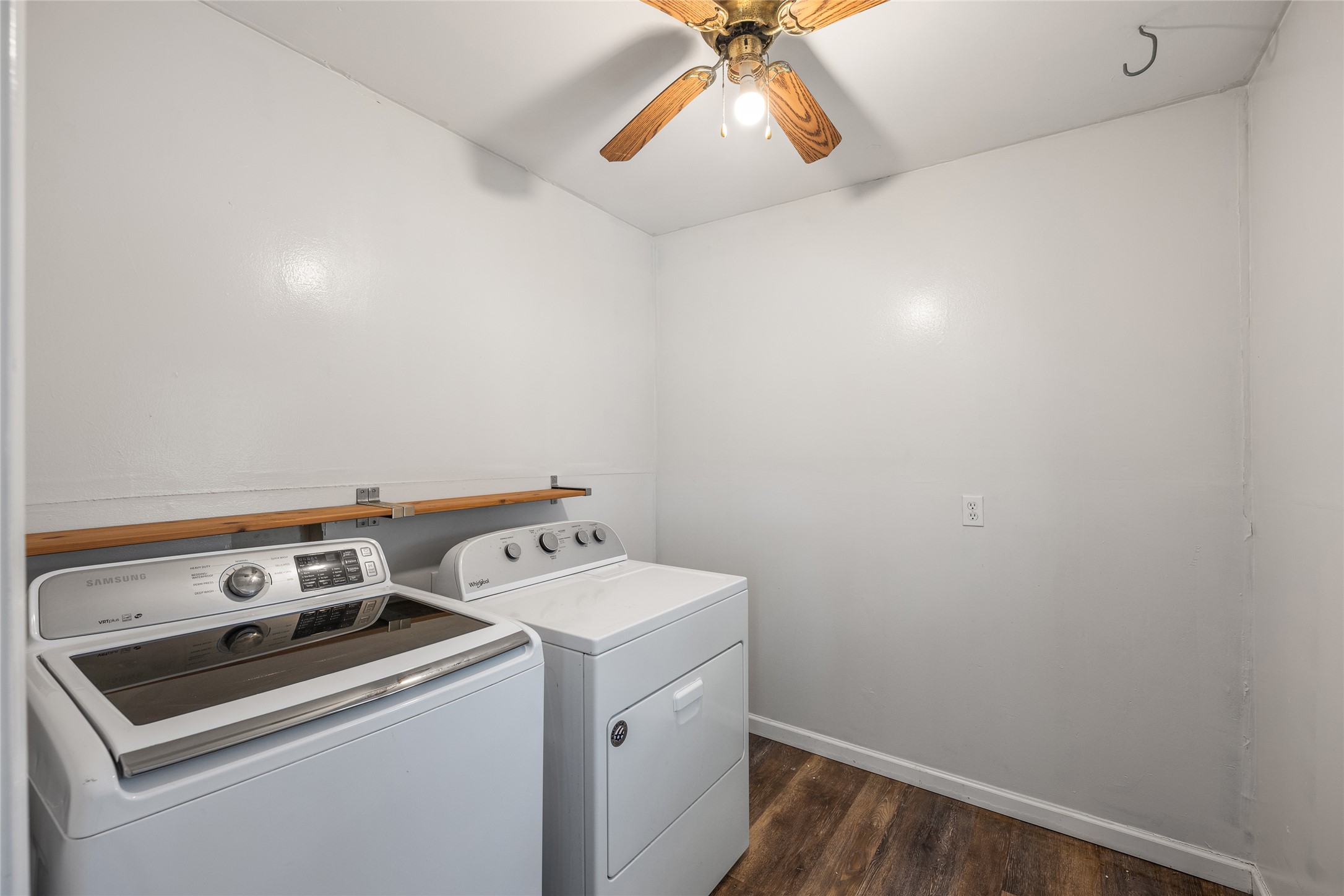 1116 Ebert Avenue, Unit B Austin, TX 78721 - Photo 18 of 28 a utility room with dryer and washer