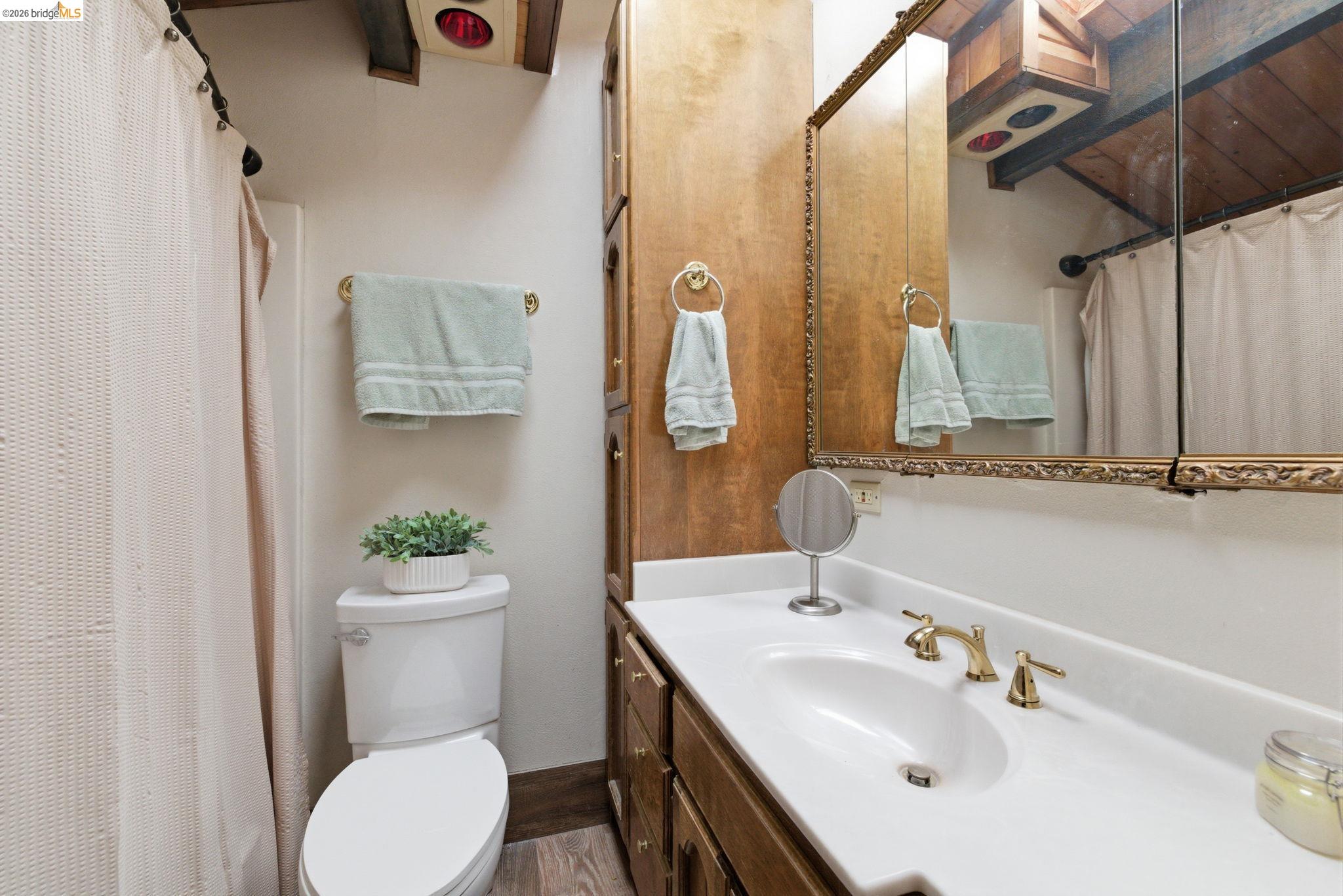 22555 South Fork Road Sonora, CA 95370 - Photo 24 of 35 a bathroom with a sink toilet and shower