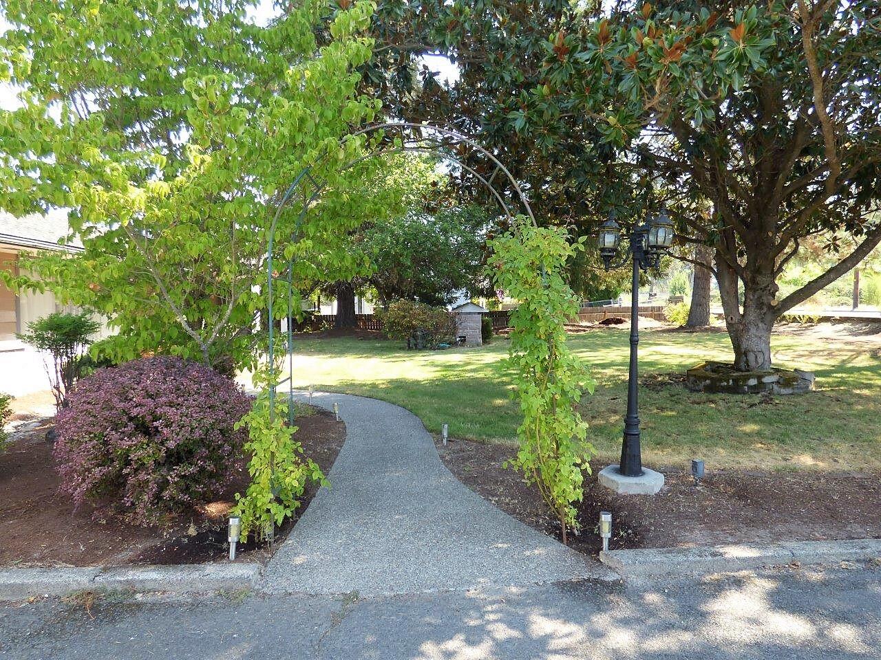 822 West Harbeck Road Grants Pass, OR 97527 - Photo 5 of 40 Entry front walkway - Southern Oregon Ho