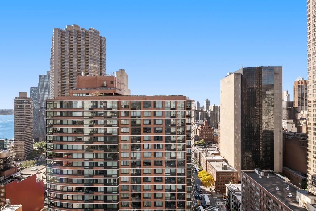 300 East 40th Street, Unit 28P Manhattan, NY 10016 - Photo 7 of 16